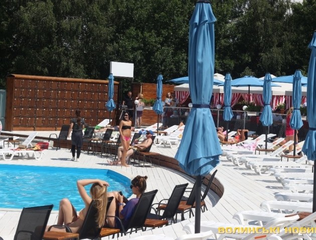 Купальний сезон відкрито: як відпочивають перші пляжники у луцькій «Ротонді»