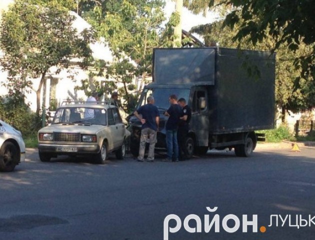 Чергова аварія в Луцьку: «Мерседес» залишив «Жигулі» без заду
