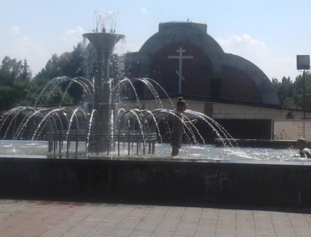 Маленькі лучани рятуються від спеки у фонтанах. ФОТО
