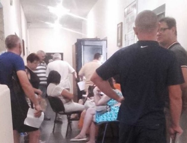 Лучани засвідчують свої підписи проти депутатів-відкликанців