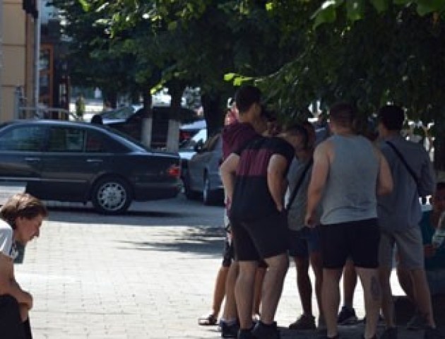 У Луцьку молодики вимагали від журналістки видалити зроблені фото