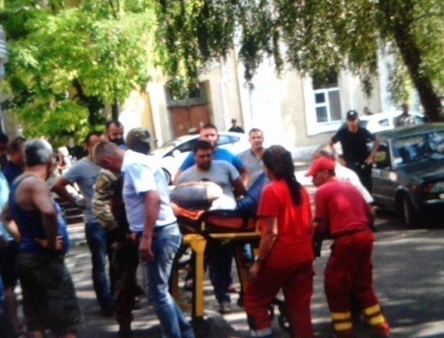 Під оплески присутніх Олександра Тиводара занесли на носилках у суд. ОНОВЛЮЄТЬСЯ
