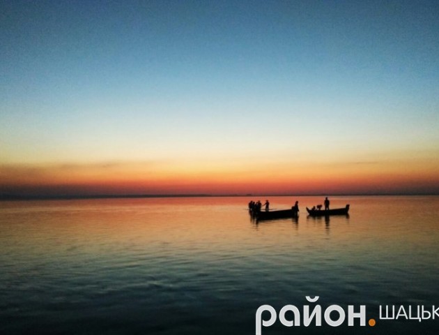 Опублікували світлини заворожуючого заходу сонця на Світязі