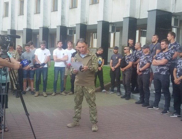 Волинські атовці під стінами ОДА просили Президента зупинити політичне свавілля у Луцьку. ВІДЕО