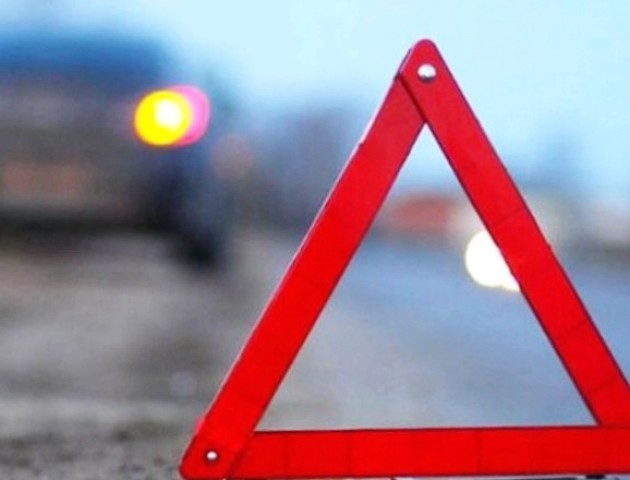 На Маневиччині легковик зіткнувся з мотоциклом, двоє людей у лікарні