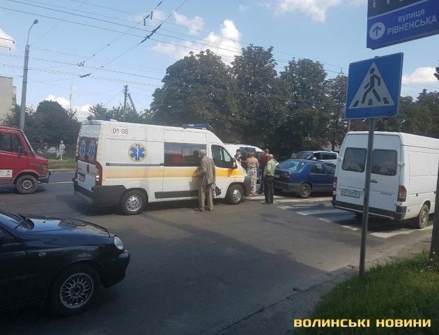 На пішоходному переході у Луцьку збили жінку