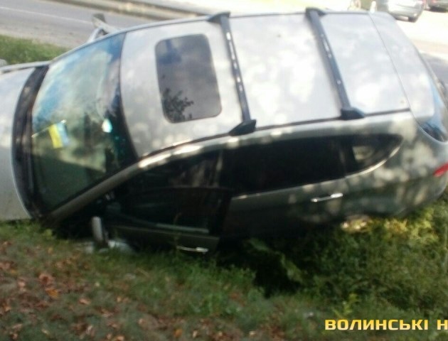 Біля Луцька аварія: одне авто у кюветі, інше – без колеса. Фото