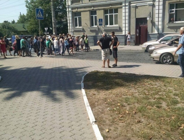 Підприємці зі Старого ринку пікетують під Луцькою міською радою