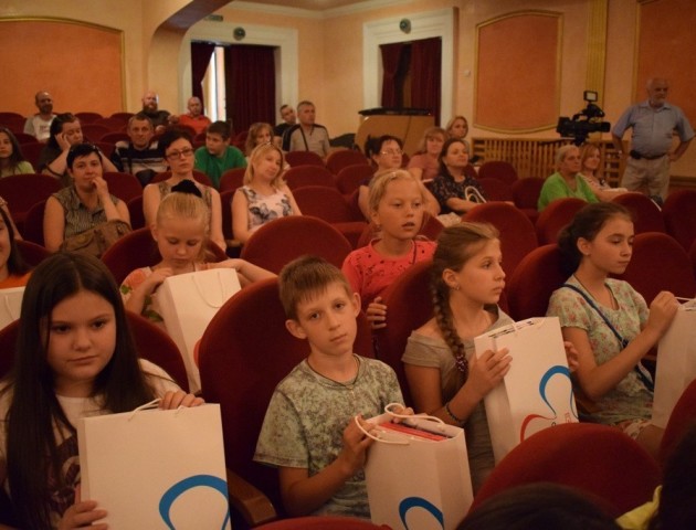 У Луцьку відбулась благодійна акція «Скоро до школи». Фоторепортаж
