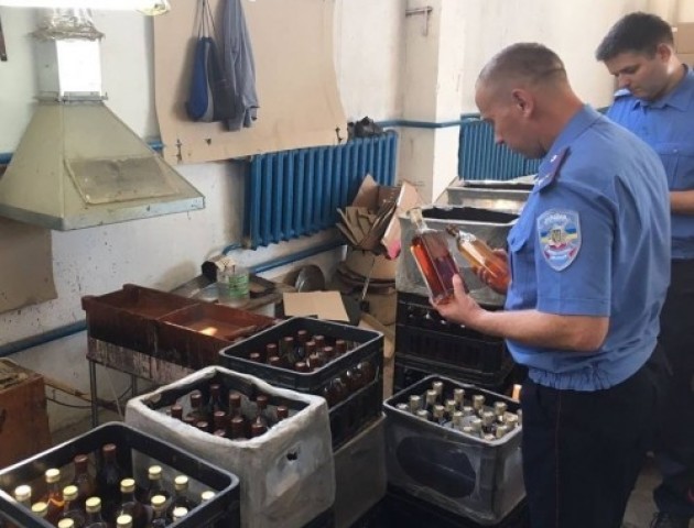 Фіскали обшукують спиртзавод на Волині (фото)