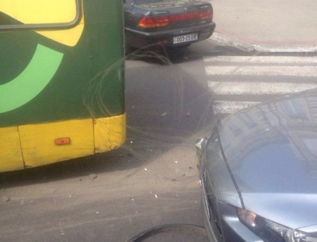 У Луцьку маршрутка не розминулася з авто