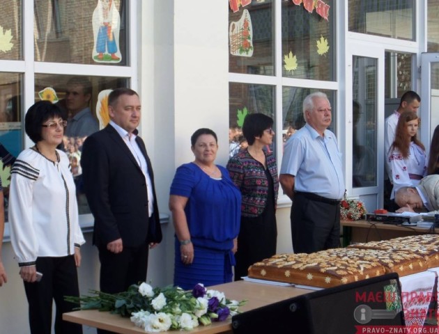 Депутатів та чиновників закликають не йти на урочисту лінійку у школи