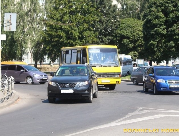 У Луцьку біля кінотеатру ДТП за участі маршрутного таксі та «Лексуса»