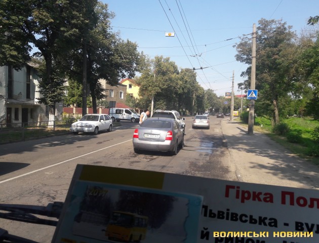 Поблизу Старого ринку у Луцьку легковик врізався у позашляховик