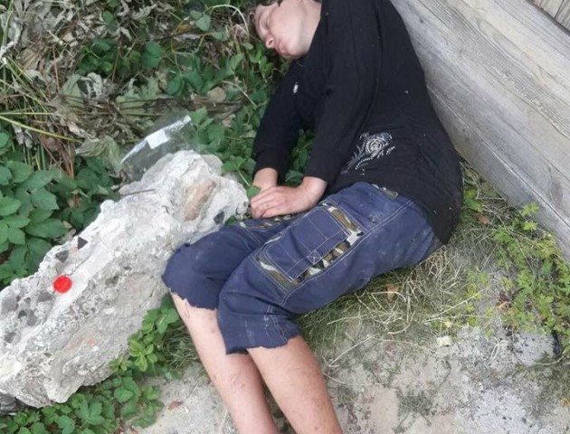 Посеред дня у Луцьку на вулиці валялася п'яна жінка. ФОТО. ВІДЕО