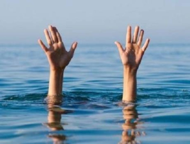 Рятувальники за лічені хвилини витягли з води двох молодиків