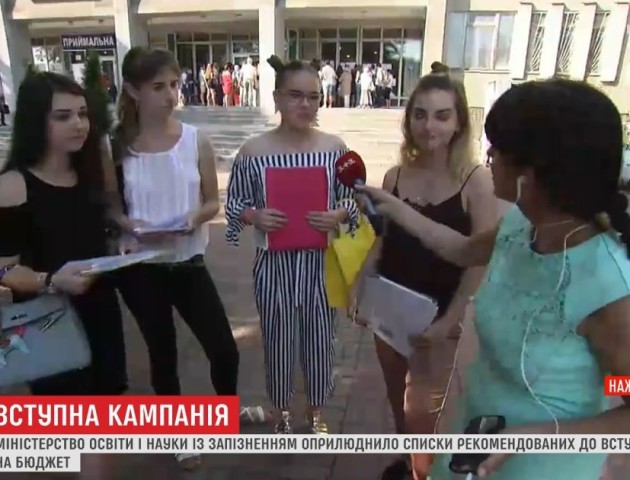 Черги під вишами: абітурієнти активно подають оригінали документів. ВІДЕО