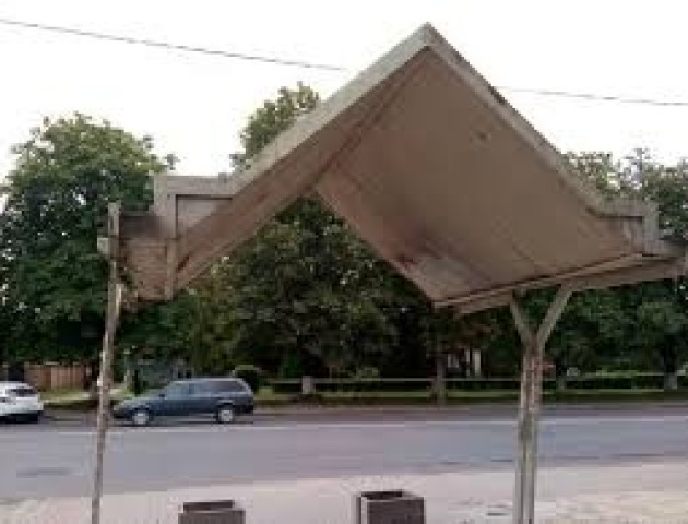 Знесуть небезпечну зупинку на Рівненській