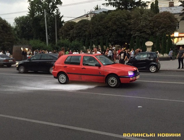 У  Луцьку легковик загорівся на ходу