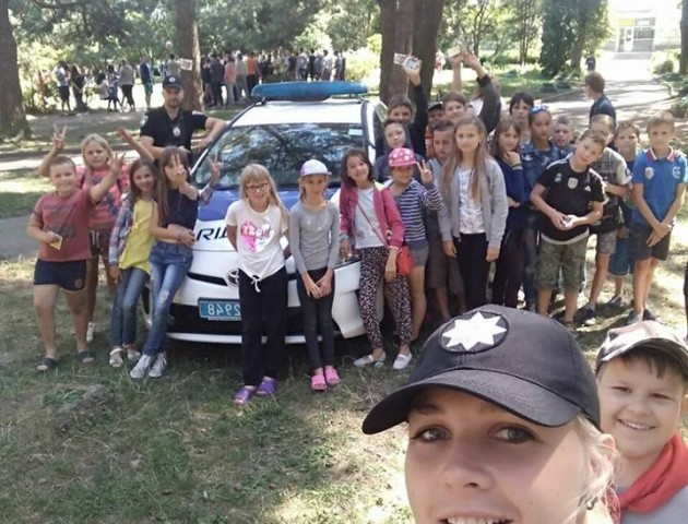 Луцькі копи вітають Україну з Днем народження. ВІДЕО