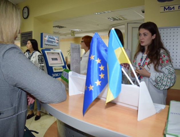 Луцький ЦНАП підготував сюрприз для відвідувачів у вишиванках