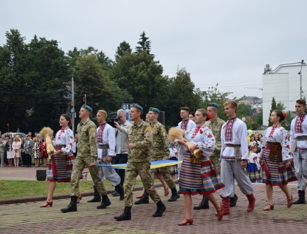 Під стінами Волинської ОДА підняли національний прапор. ФОТОРЕПОРТАЖ
