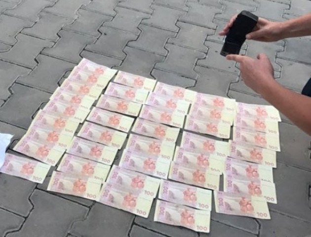 За підкуп поліцейських двом волинським посадовцям загрожує до восьми років в'язниці