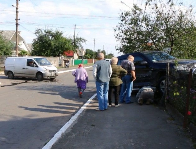 На Волині від удару позашляховик протаранив паркан