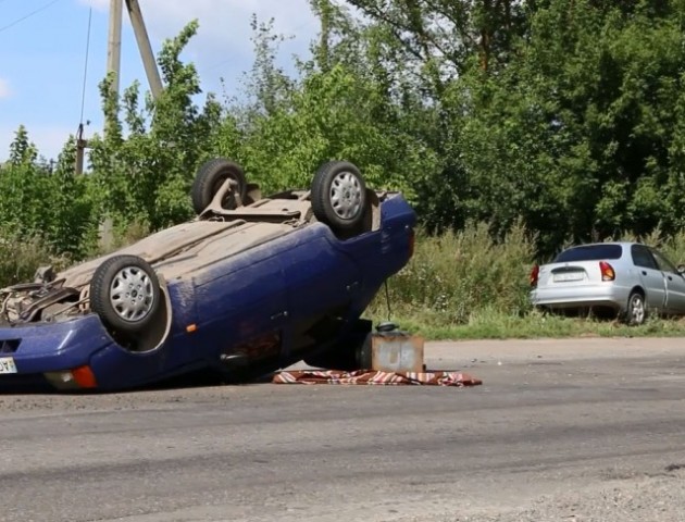 ДТП на Волині: одне авто перевернулось, інше - в кюветі