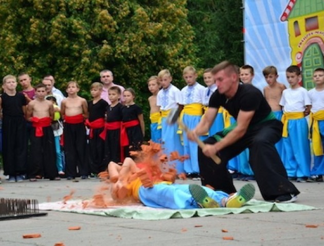 Учні школи козацьких бойових мистецтв в центрі Луцька ходили по склу