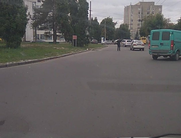 В ролі патрульного: у Луцьку чоловік «налагоджує» рух на дорозі