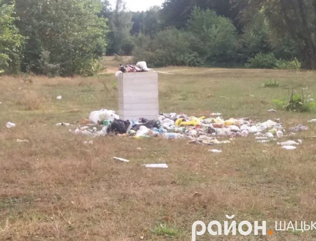 Берег мальовничого волинського озера перетворили на смітник
