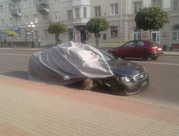 У центрі Луцька автомобіль, який постраждав під час ДТП 1 серпня досі не забрали