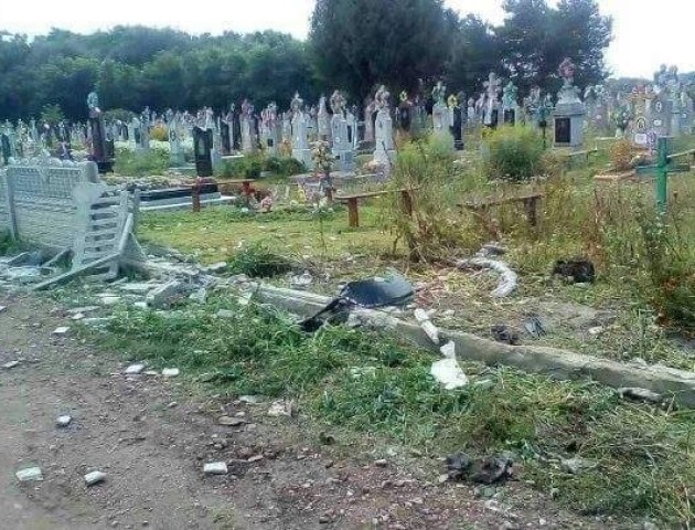 На Волині «мажорчики» на польських номерах рознесли огорожу кладовища