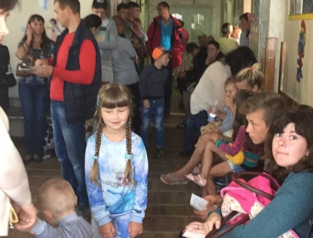 Батьки - мліють, діти - «дуріють»: у волинських поліклініках черги, бо школярі проходять медогляд