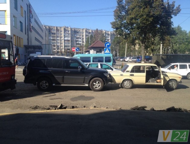 У Луцьку - потрійна ДТП: зіштовхнулися тролейбус, ВАЗ та позашляховик