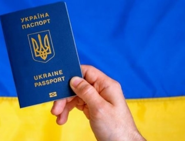 Стало відомо, скільки біометричних паспортів замовили українці від початку безвізу
