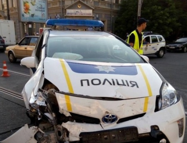 Відомо, скільки поліцейських авто було розбито в 2017 році
