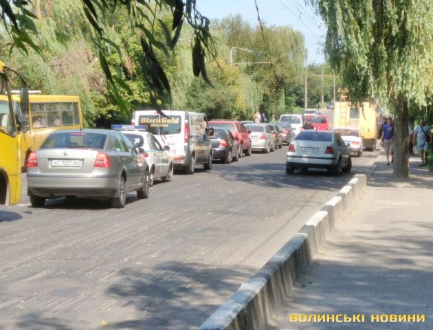 Через зіткнення автобуса з вантажівкою на Ковельській – затор