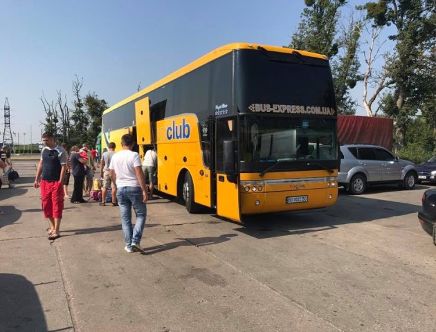 З Луцька до Італії: 31 година без кондиціонеру, проте з шампанським та цукерками