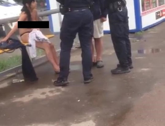У Львові посеред дня пара зайнялась сексом на зупинці (ФОТО)