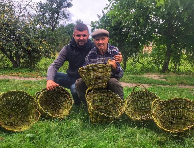 Чудові смідинські корзинки плете дідусь Ігоря Гузя