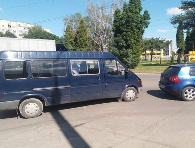 У Луцьку біля «Променя» мікроавтобув в'їхав у легковик