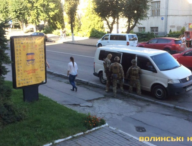 Ножі, патрони, диски та флеш-карти: як завершився обшук офісу «Варти порядку»