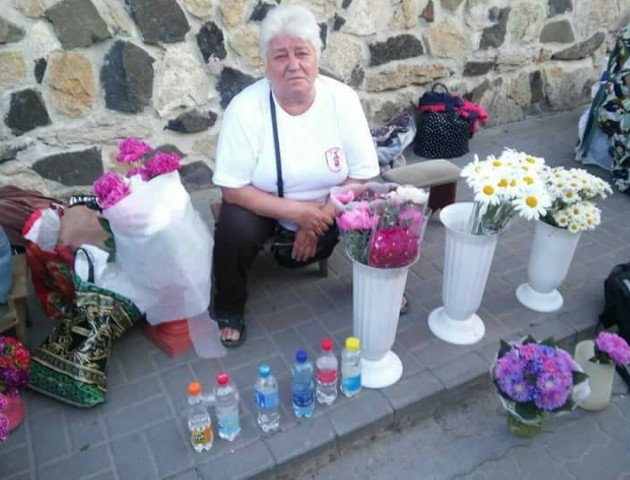 У Луцьку вкотре спіймали жінку, яка приторговувала квітами та оковитою