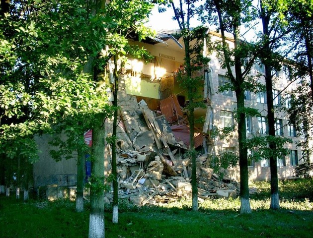 Поліція Волині розслідує обвал стіни коледжу. ФОТО