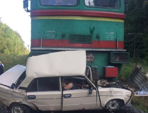 На Івано-Франківщині потяг розчавив легковик на переїзді: троє загиблих