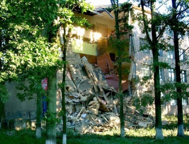 У мережі з'явилось відео з місця обвалу стіни у волинському коледжі