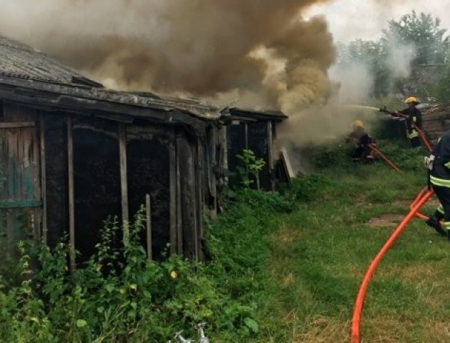 У Нововолинську горіли господарські споруди. Фото