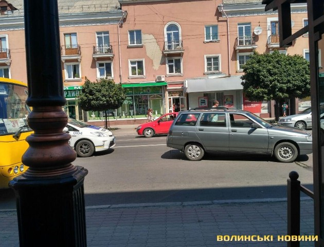 На проспекті Волі дорогу не поділили дві автівки